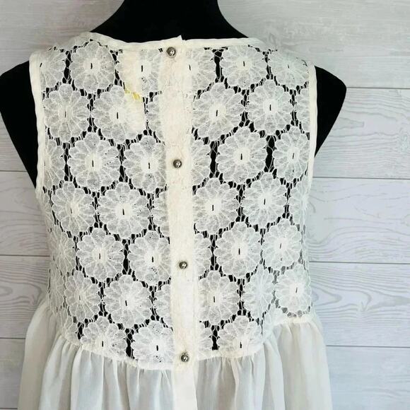 Bee Stitched cream sheer sleeveless top with back lace panel Size Small - Picture 5 of 6